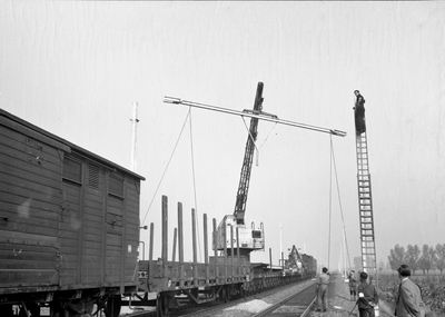 166503 Afbeelding van het plaatsen van de bovenleidingsportalen ten behoeve van de electrificatie van het baanvak ...